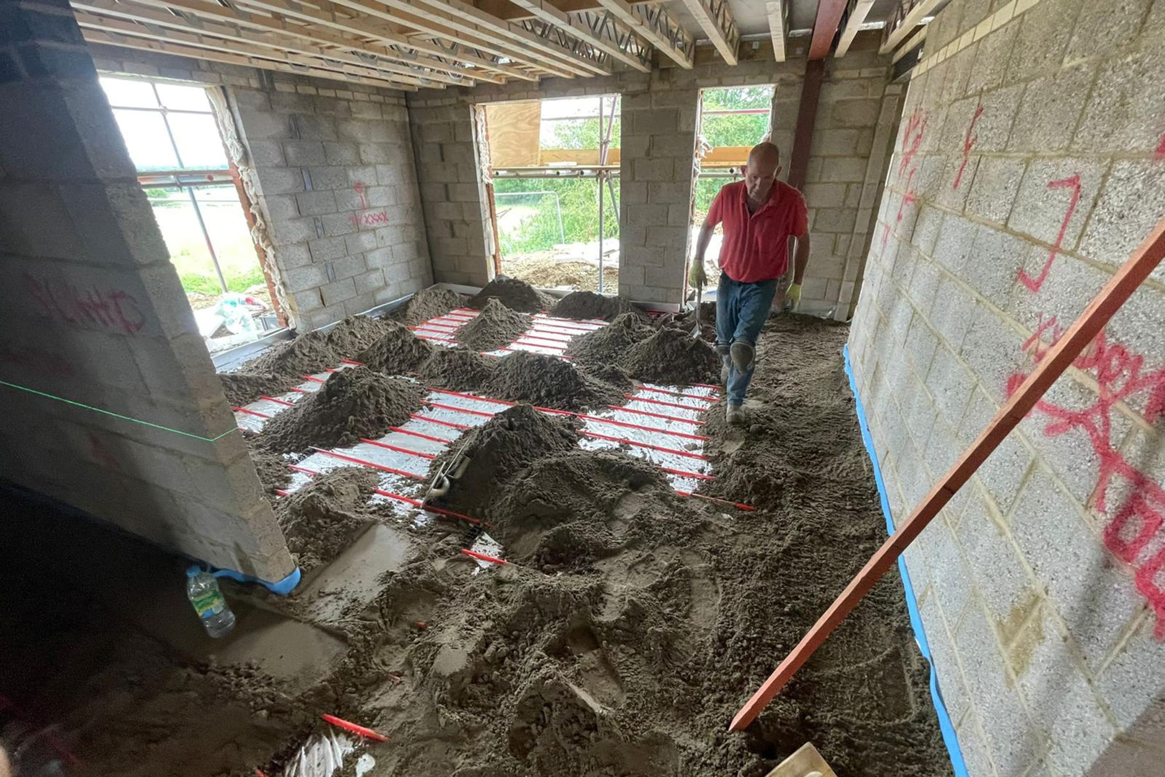 Underfloor heating screed at a new build in Northampton Worker at an underfloor heating screed project